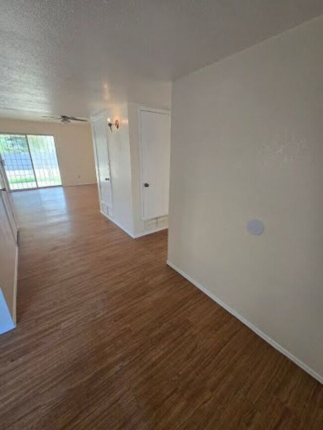 Building Photo - Spacious 4bd/2ba Featuring Central A/C and Large Private Yard