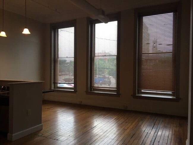 Interior Photo - 121 W Broad St
