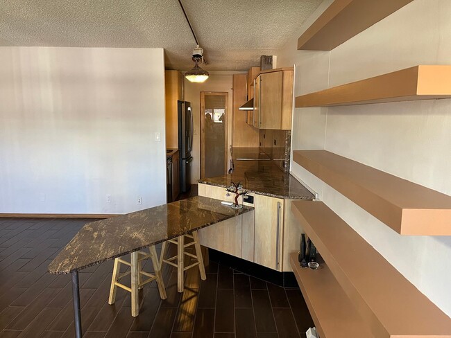 Building Photo - Spacious 1 Bed/1 Bath/1 Parking at La Casa...