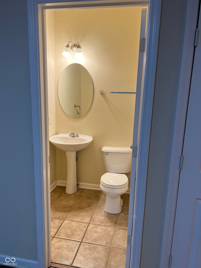 Building Photo - 3522 N Golden Gate Dr