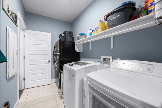 Building Photo - 525 Compania Cove