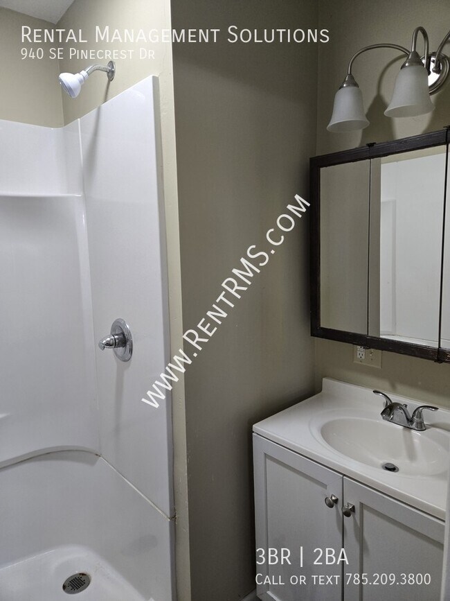 Building Photo - 940 SE Pinecrest Dr