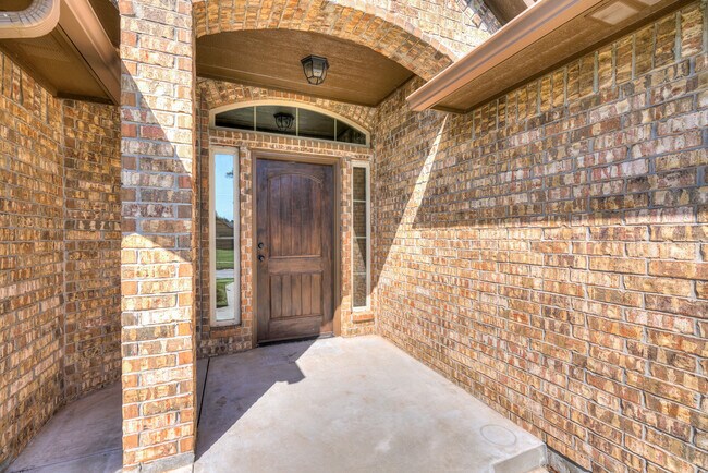 Building Photo - 1713 Pinewood Dr