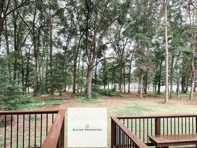 Building Photo - Townhouse available on Lake Hartwell—comes with a water view!