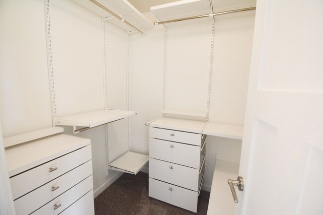 Building Photo - Luxury Lakeside Living – 3 Bed, 2.5 Bath Home with Stunning Views