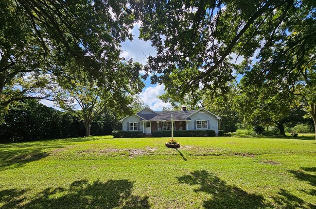 Building Photo - Exquisite 3-Bed, 3-Bath Country Retreat in...