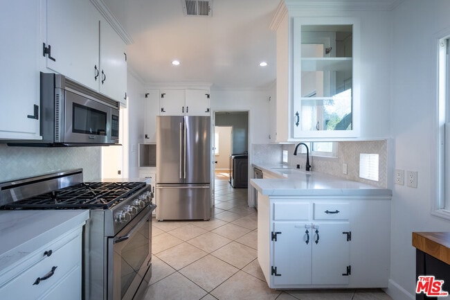 Building Photo - 14006 Runnymede St