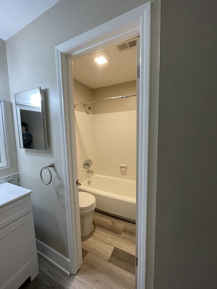 Separate tub/toilet area off owners suite #2 - 409 Natchez Trce