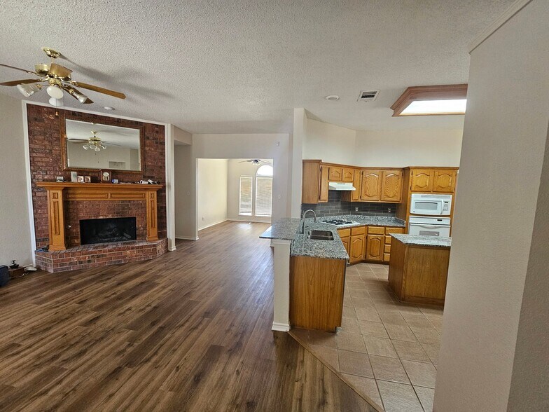 Building Photo - 3703 Blossom Dr