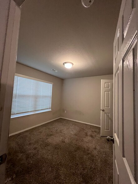 Building Photo - 2309 Pinewood Ave