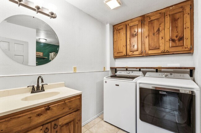 Building Photo - Florissant Home