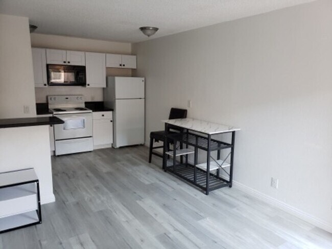 Building Photo - 1 Bedroom 1 Bath   Tropciana & Eastern Area