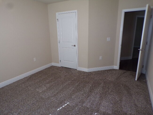 Building Photo - Spacious 3-Bedroom Home