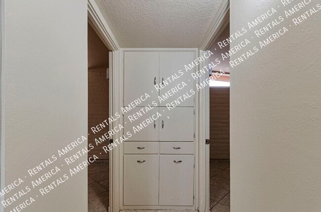 Building Photo - 7002 E Kirkland Dr