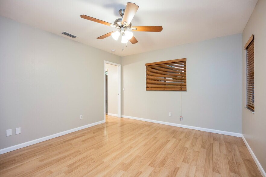 Building Photo - 923 SE 19th St