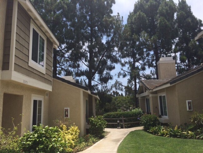 Building Photo - Beautiful 3 BD, 2.5 BA Townhome At The Gro...