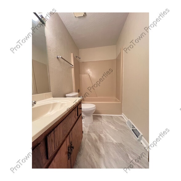 Building Photo - 698 Meadowood Ln