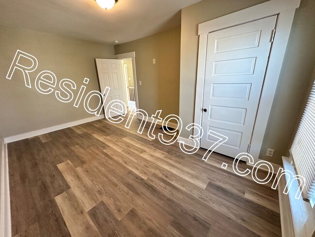 Building Photo - Spacious updated 3 bed 1 bath