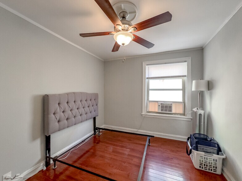 Building Photo - 447 W Surf St