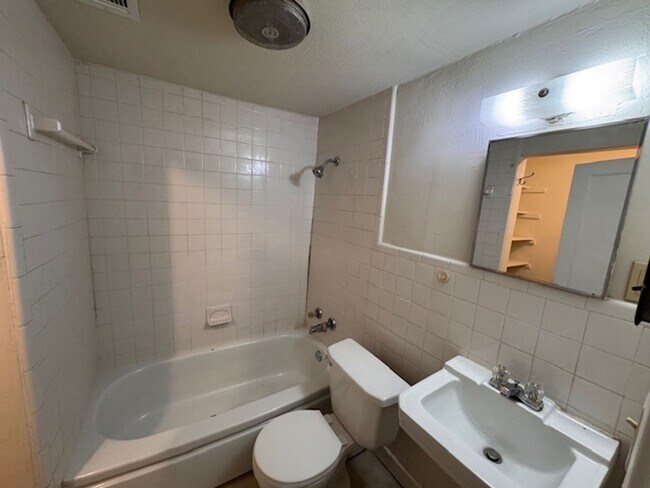 Building Photo - the cutest 1-bedroom cottage! fridge , inside laundry and gas stove, huge yard!