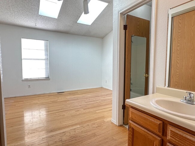 Building Photo - Beautiful TownHome Near Chatfield Reservoir