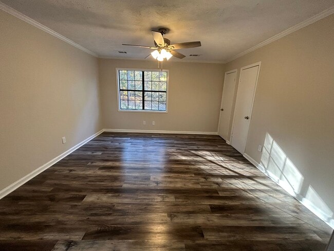 Building Photo - 596 N McLemore Ave