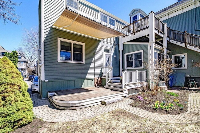 Building Photo - Beautiful First-Floor Condo in Portland’s West End