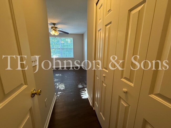 Building Photo - Beautiful 3BR Home with Vaulted Ceilings, Community Pool & Main Level Primary Suite