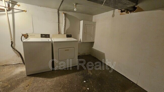 Building Photo - 714 W Kiernan Ave