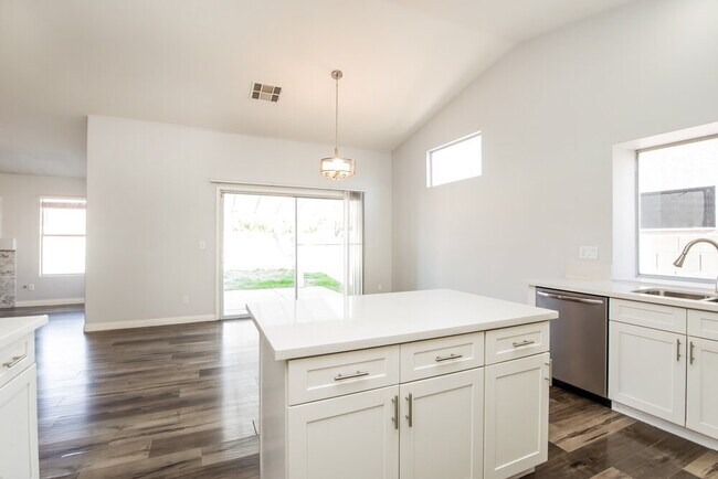 Building Photo - 704 Colonnade Row Dr