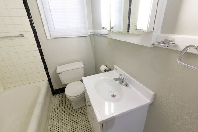 Building Photo - Very Large 1 Bed / 1 Bath