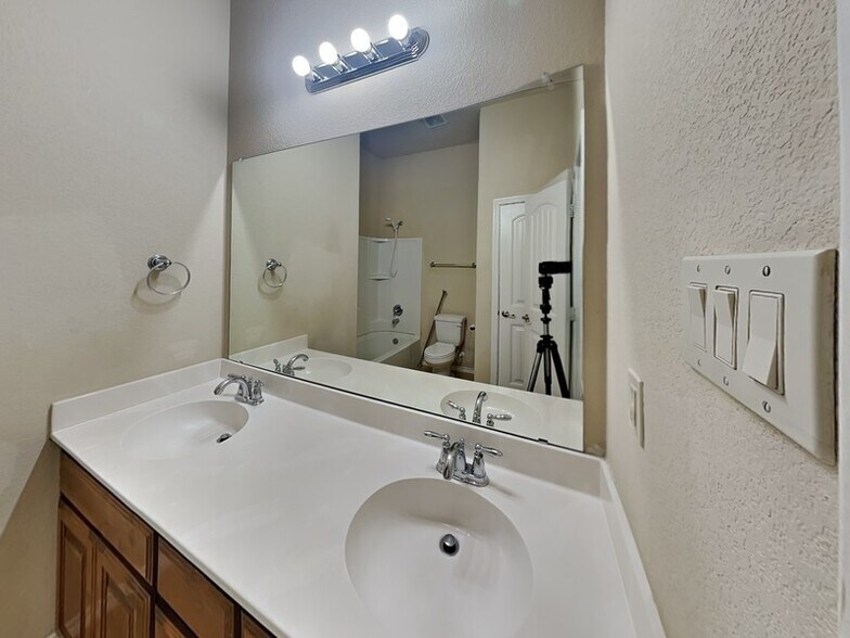 Building Photo - 1605 Grey Willow Ln