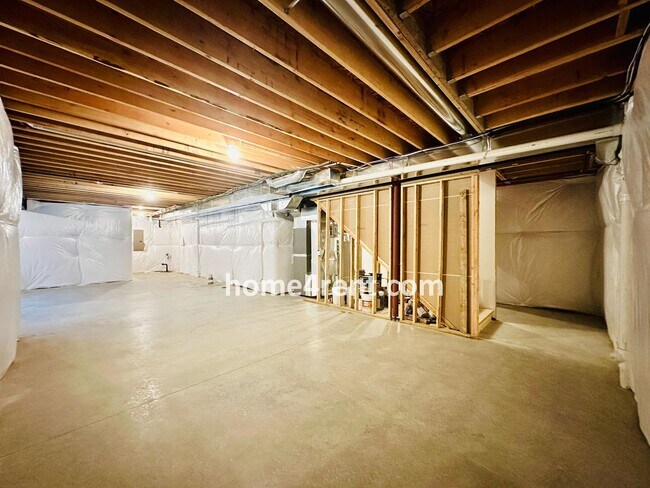 Building Photo - Nearly New Luxury Home in Blue Valley Schools!