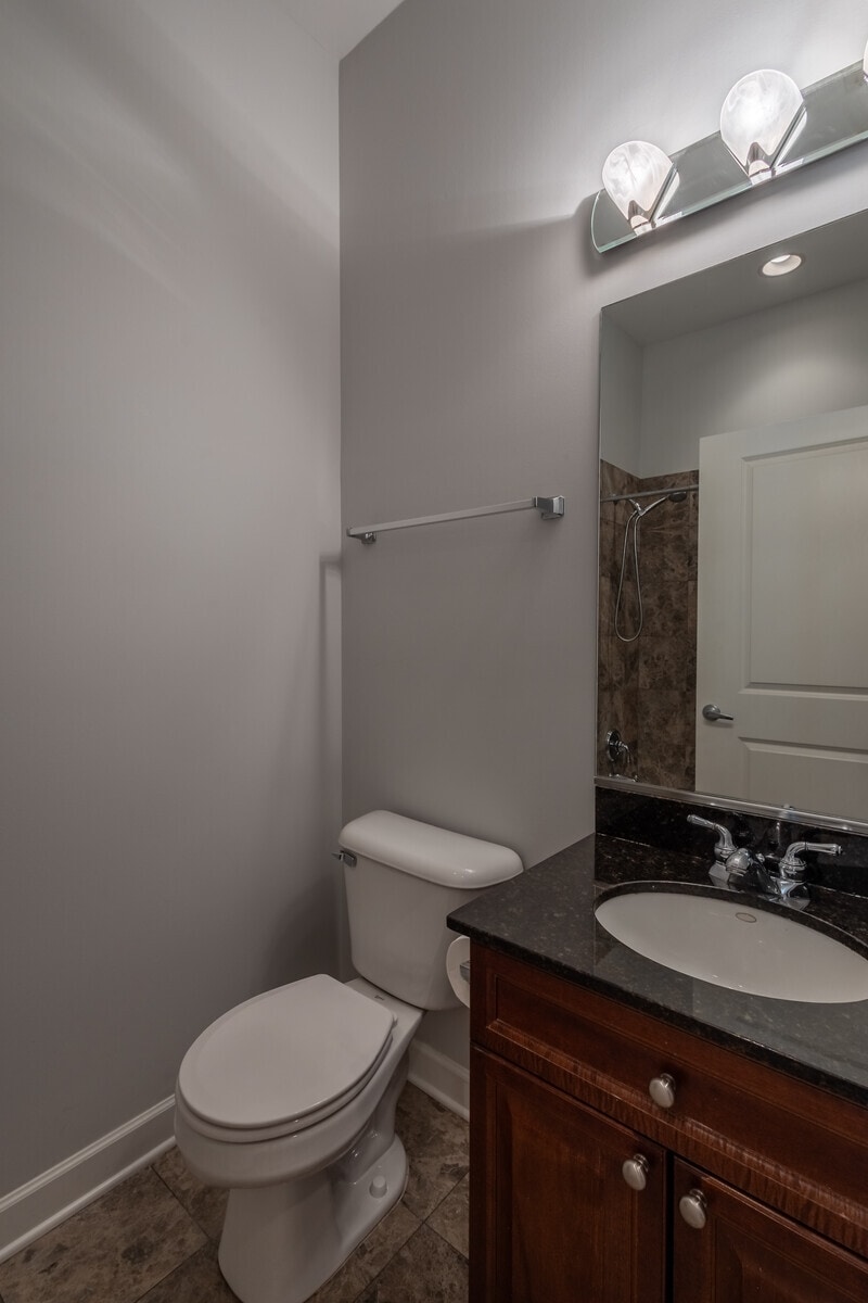 Hallway bathroom/shower - 948 Madison W St