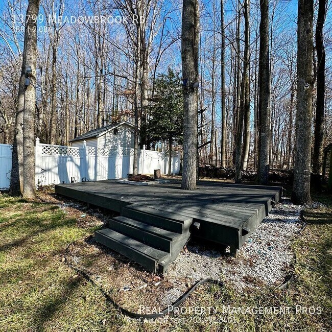 Building Photo - 3 Bed Single Family Home w/ Fenced in Back...