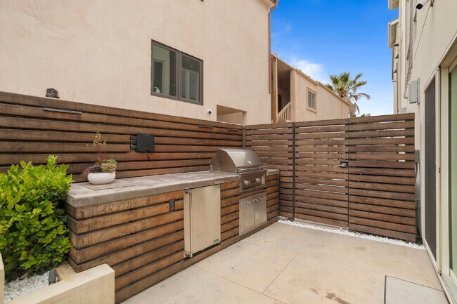 Building Photo - Contemporary luxury in a prime beachside l...