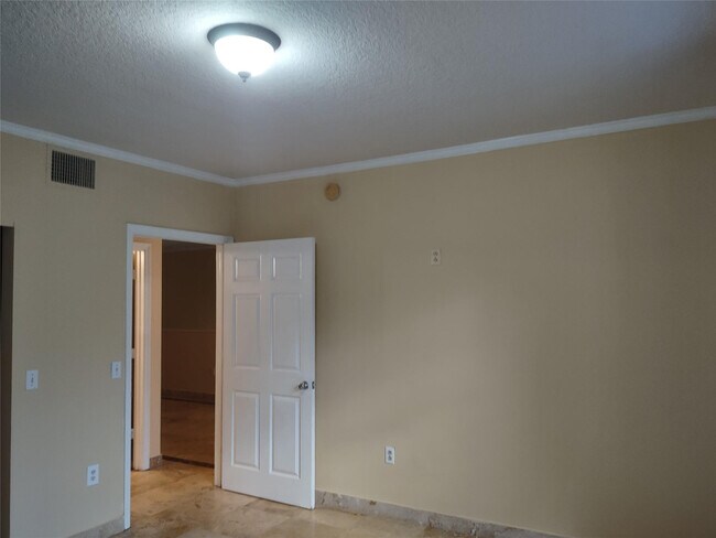 Building Photo - 2404 Belmont Ln