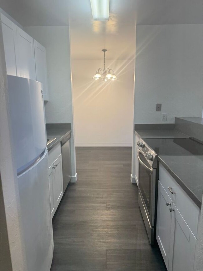 Building Photo - Fully Remodeled 1-Bedroom Condo in the Hea...