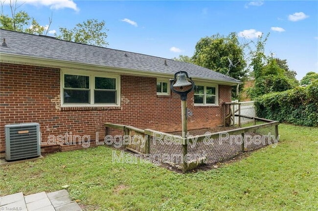 Building Photo - 1200 Lamont Dr