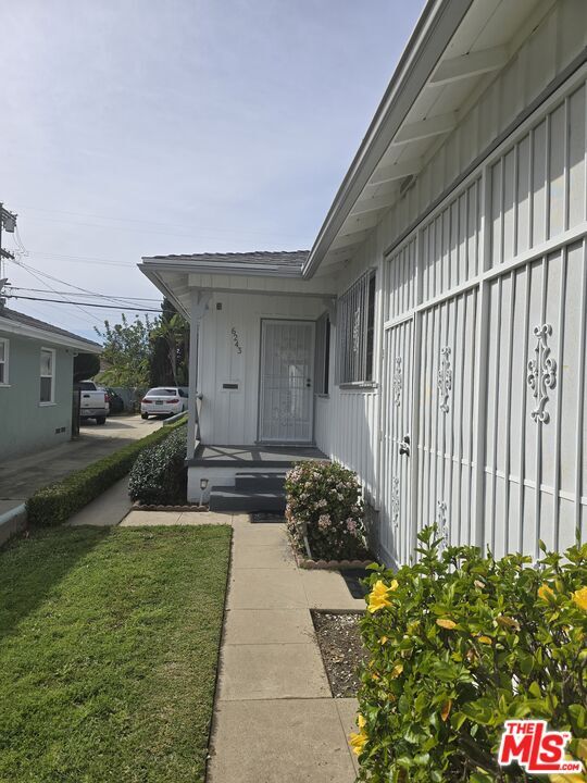 Building Photo - 6243 S Fairfax Ave