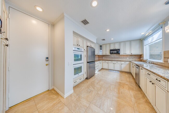 Building Photo - 2819 Bering Dr