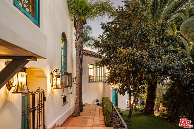 Building Photo - 2002 N Las Palmas Ave