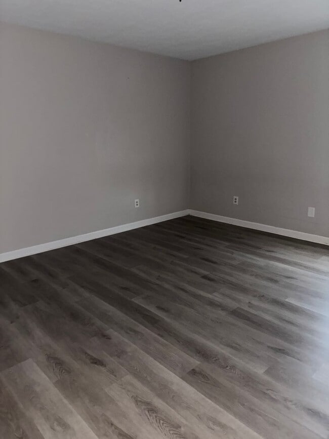 Building Photo - 2 Bedroom 1 Bath Duplex