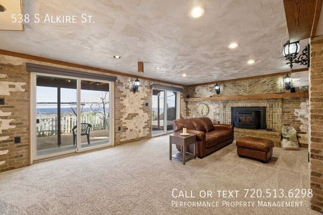 Building Photo - 538 S Alkire St