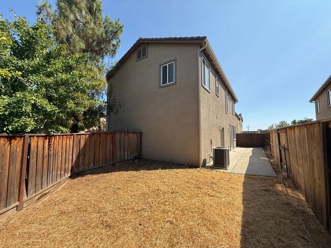 Building Photo - 2-story 4bed 2.5bath home available in Nor...