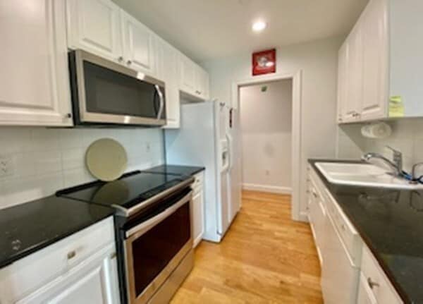 Building Photo - 65 Chelsea St