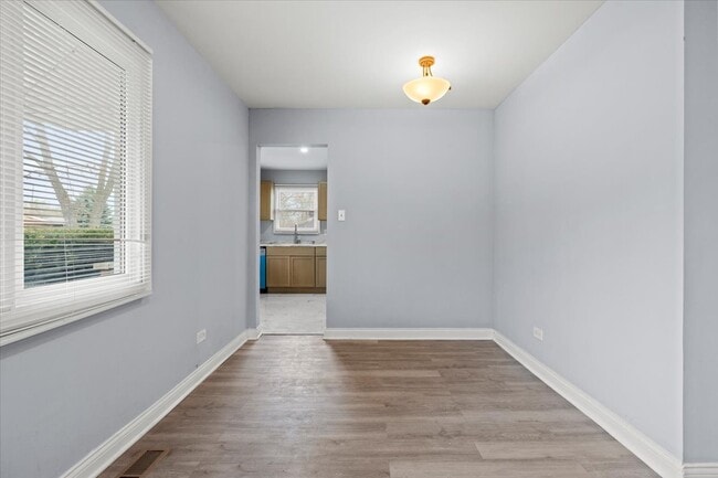 Building Photo - 1303 Balmoral Ave