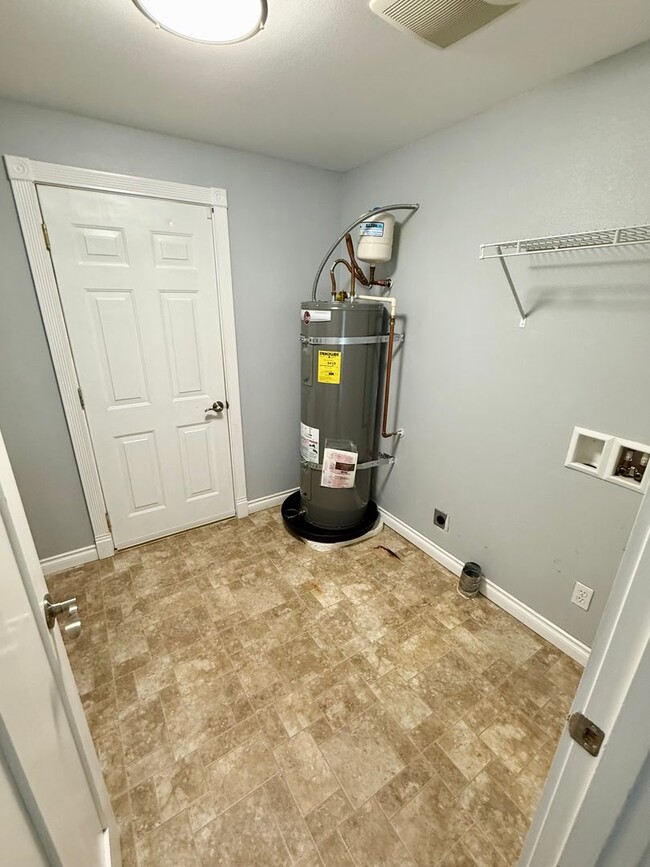 Building Photo - Spacious house in Bremerton.