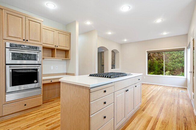 Building Photo - Spacious 5 Bedroom 3 Bath Home w/ 3-Car Garage and New Updates!