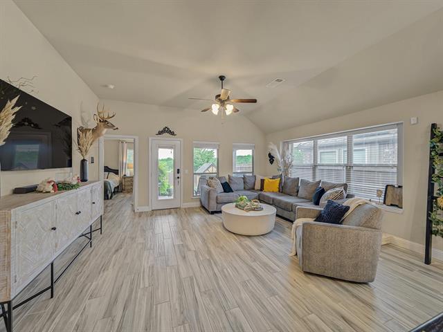 Building Photo - 1604 De Berry Ln